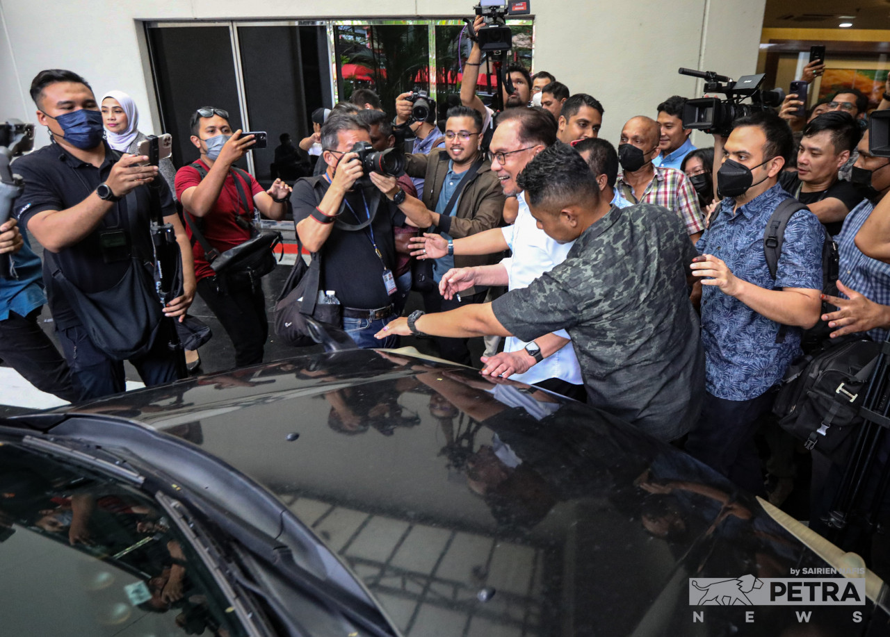 Media members crowd around Datuk Seri Anwar Ibrahim as he steps outside of the Seri Pacific hotel after a meeting with political leaders today. Anwar said he was pleased with ongoing discussions with Barisan Nasional and optimistic that they could form a stable government together. – SAIRIEN NAFIS/The Vibes pic, November 21, 2022