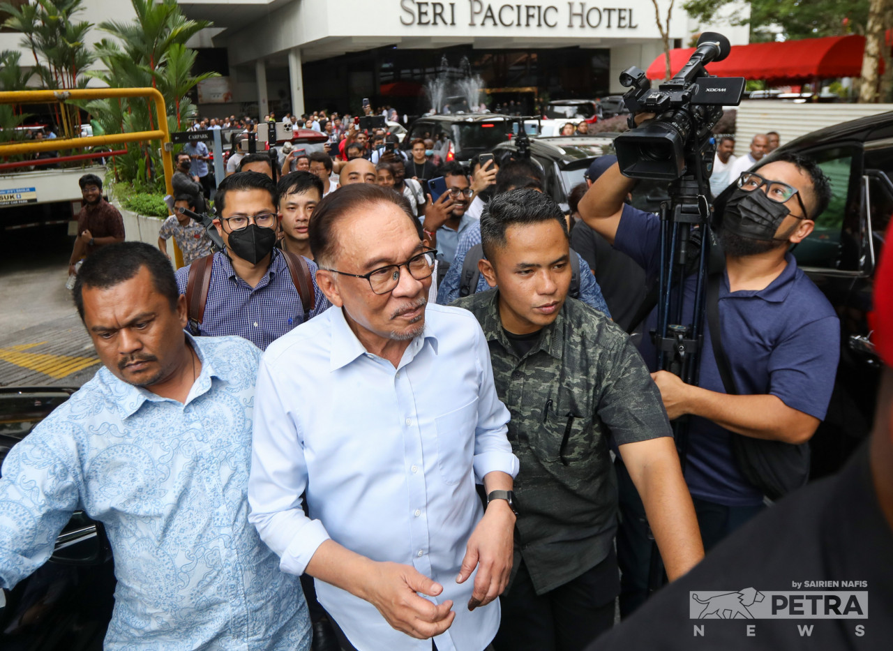 Pakatan Harapan (PH) prime minister candidate Datuk Seri Anwar Ibrahim heads to his car with media practitioners in tow following a meeting between Barisan Nasional (BN) and PH leadership at the Seri Pacific Hotel here where 26 BN lawmakers were present.– SAIRIEN NAFIS/The Vibes pic, November 21, 2022