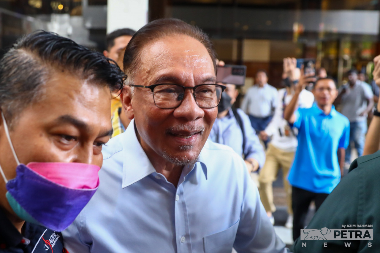 Pakatan Harapan chairman and Tambun MP Datuk Seri Anwar Ibrahim arrives at Seri Pacific Hotel. – AZIM RAHMAN/The Vibes pic, November 21, 2022