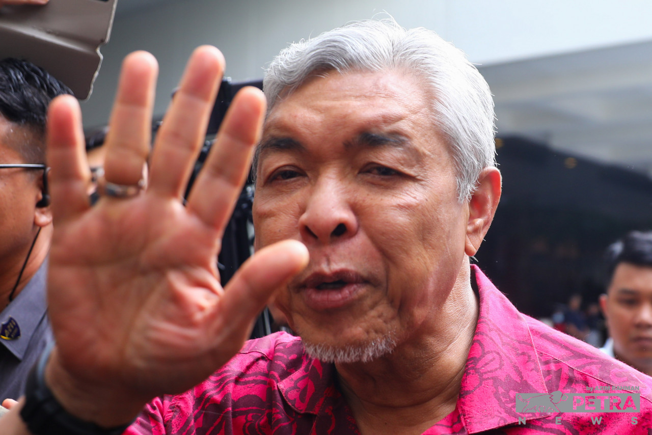 Bagan Datuk MP Datuk Seri Ahmad Zahid Hamidi arrives at Seri Pacific Hotel. – AZIM RAHMAN/The Vibes pic, November 21, 2022
