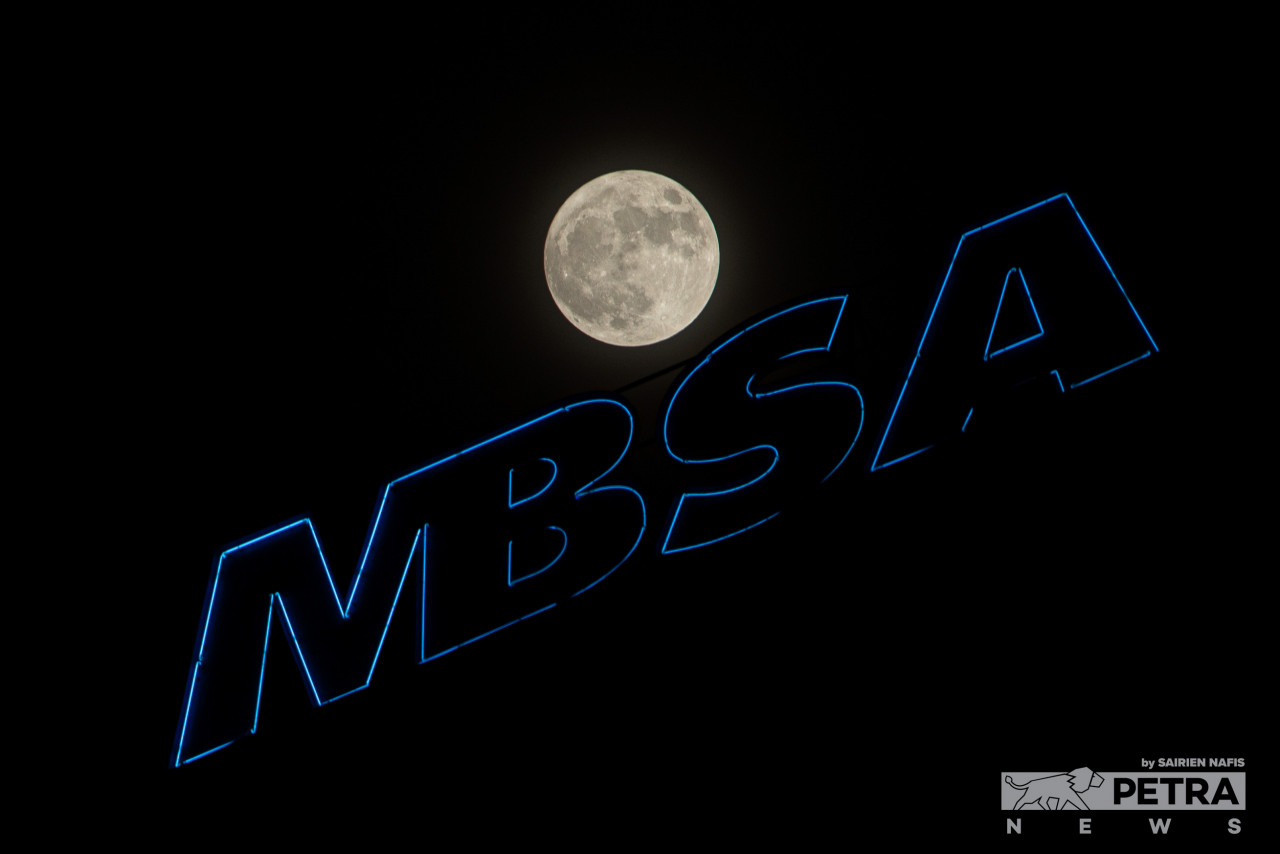 The biggest full moon of the year, or the Supermoon, appears on July 13, as seen over the Shah Alam City Council (MBSA) building. – SAIRIEN NAFIS/The Vibes pic, December 31, 2022