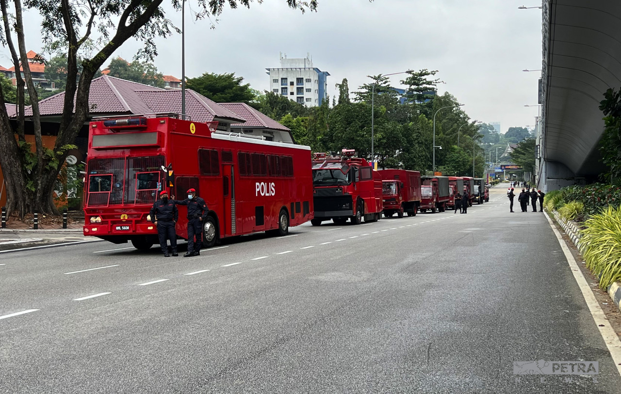 FRU vehicles lined up behind the police barricade that brought the crowd of protesters to a halt. – LANCELOT THESEIRA/The Vibes pic, January 22, 2022