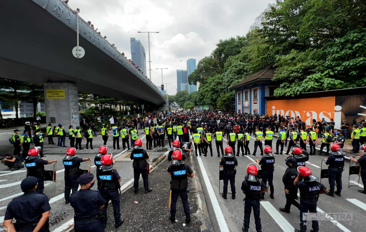 Plain-clothed policemen donning PDRM reflective vests make up the first layer of yesterday’s roadblock, followed by LSF personnel with batons and shields in hand in the second, fronting two more rows of fully uniformed and armed enforcers. – LANCELOT THESEIRA/The Vibes pic, January 23, 2022