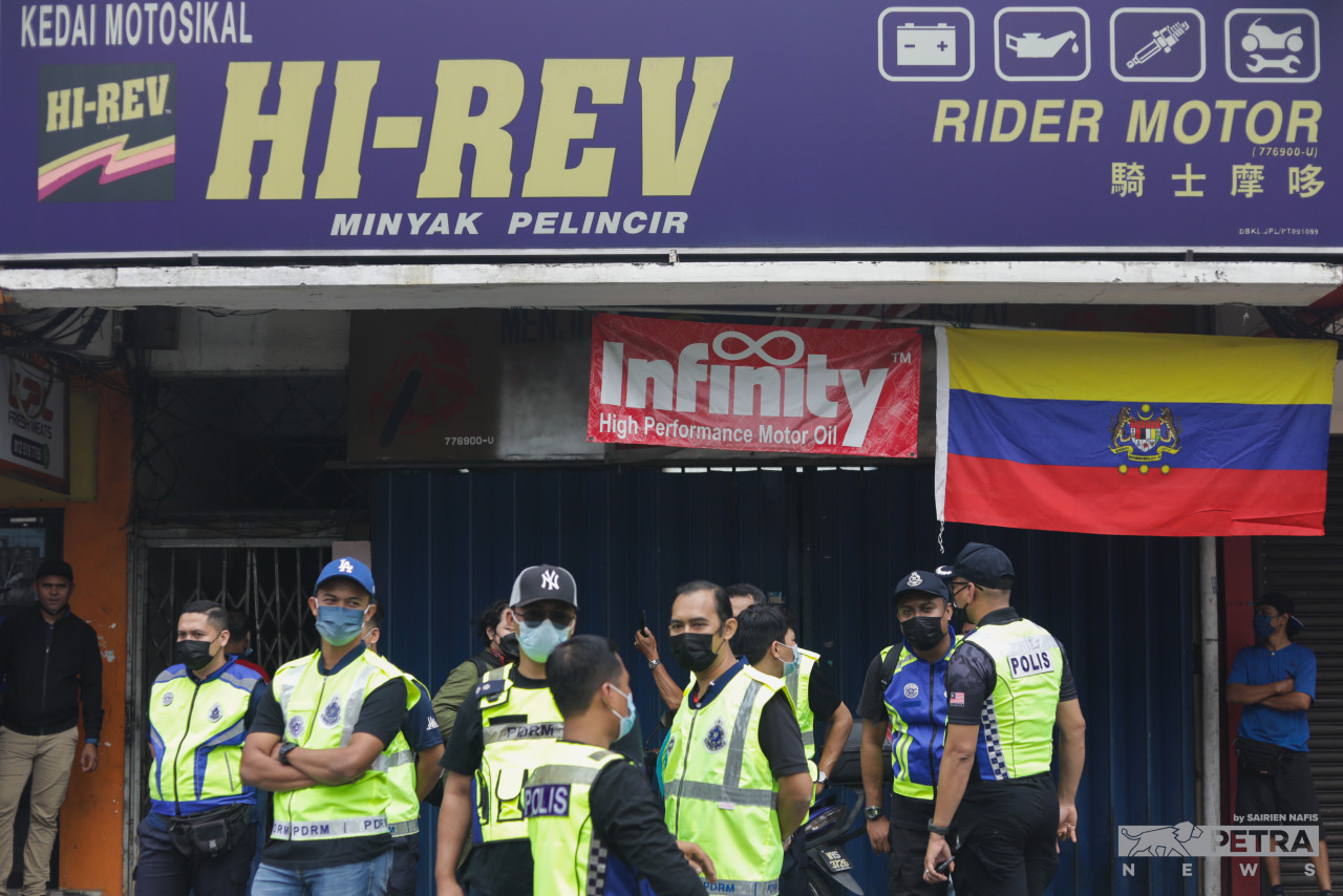 PKR man and activist Adam Adli describes the overwhelming police presence as a waste of resources, alleging it was all in the name of curbing any pushback against MACC chief Tan Sri Azam Baki. – SAIRIEN NAFIS/The Vibes pic, January 23, 2022
