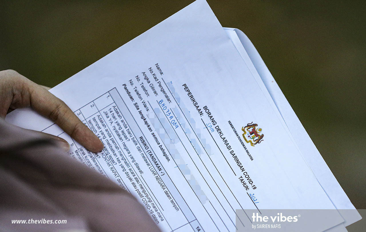 An SPM candidate filing up the health declaration form before entering the examination hall at SMK Seksyen 9 Shah Alam this morning. – SAIRIEN NAFIS/The Vibes pic, February 22, 2021