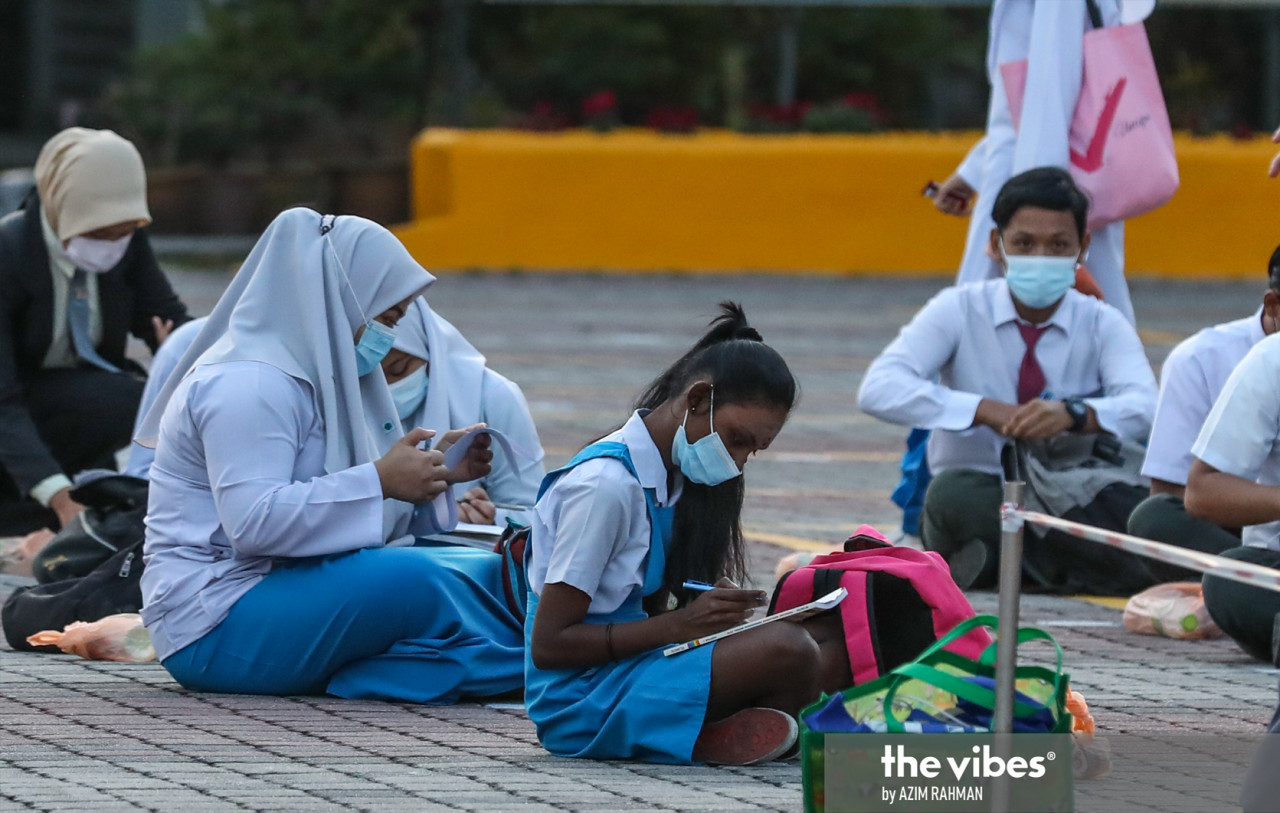 SPM candidates getting some last-minute studying in before entering the examination hall at SMK Bandar Sunway in Petaling Jaya this morning. – AZIM RAHMAN/The Vibes pic, February 22, 2021