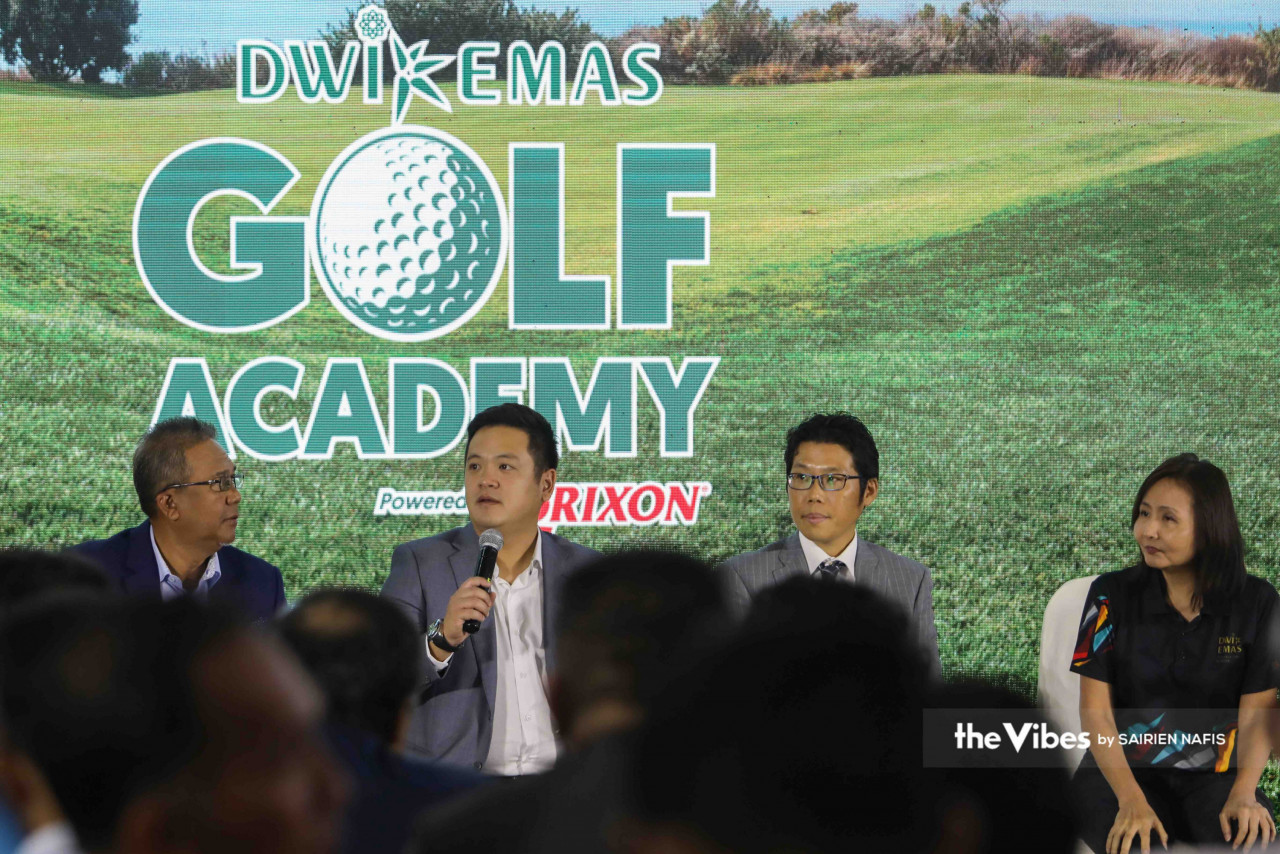 The Malaysian Junior Development Tour is back with its second edition with more venues in hopes of paving the way for future successful professional golfers to take on the world stage. Organising chairman Andrew Ng (second from left) says this year’s title sponsor is renowned golf brand Srixon. – SAIRIEN NAFIS/The Vibes pic, March 22, 2023
