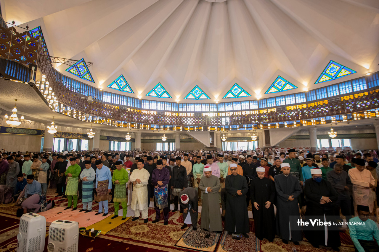 The prayers led by the grand imam of Masjid Negara were joined by cabinet ministers, deputy ministers and members of the public. – AZIM RAHMAN/The Vibes pic, April 22, 2023