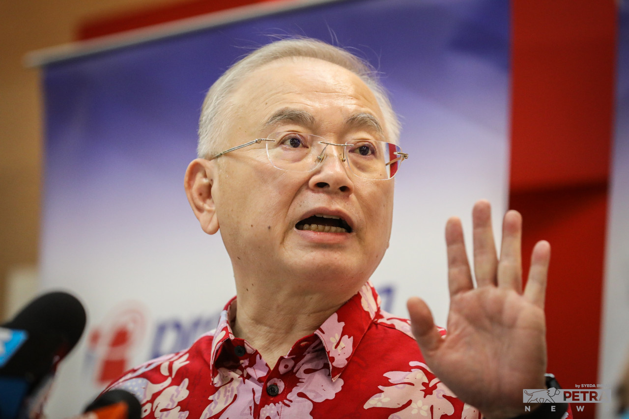 A spokesman from the Food Delivery Blackout protest, Mohd Firdaus Abdul Hamid, questions why p-hailing issues are placed under the responsibility of Datuk Seri Wee Ka Siong’s (pic) Transport Ministry, rather than the Human Resources Ministry, which is more suited to handling workers’ rights. – The Vibes file pic, August 10, 2022