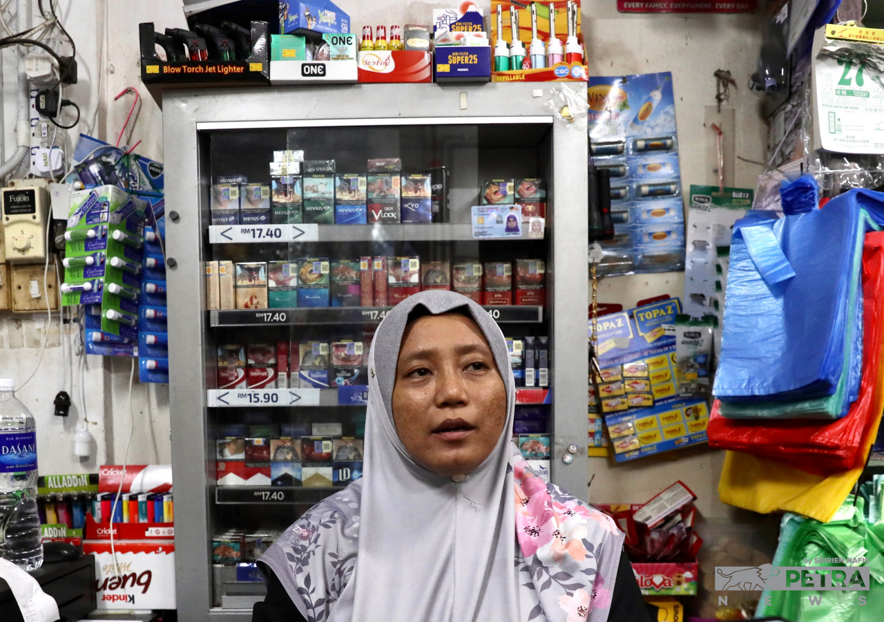 A sundry shop operator, who did not want to be named, says that Datuk Seri Tajuddin Abdul Rahman is easily approachable, always helpful, and a rakyat-friendly lawmaker. – SAIRIEN NAFIS/The Vibes pic, October 26, 2022