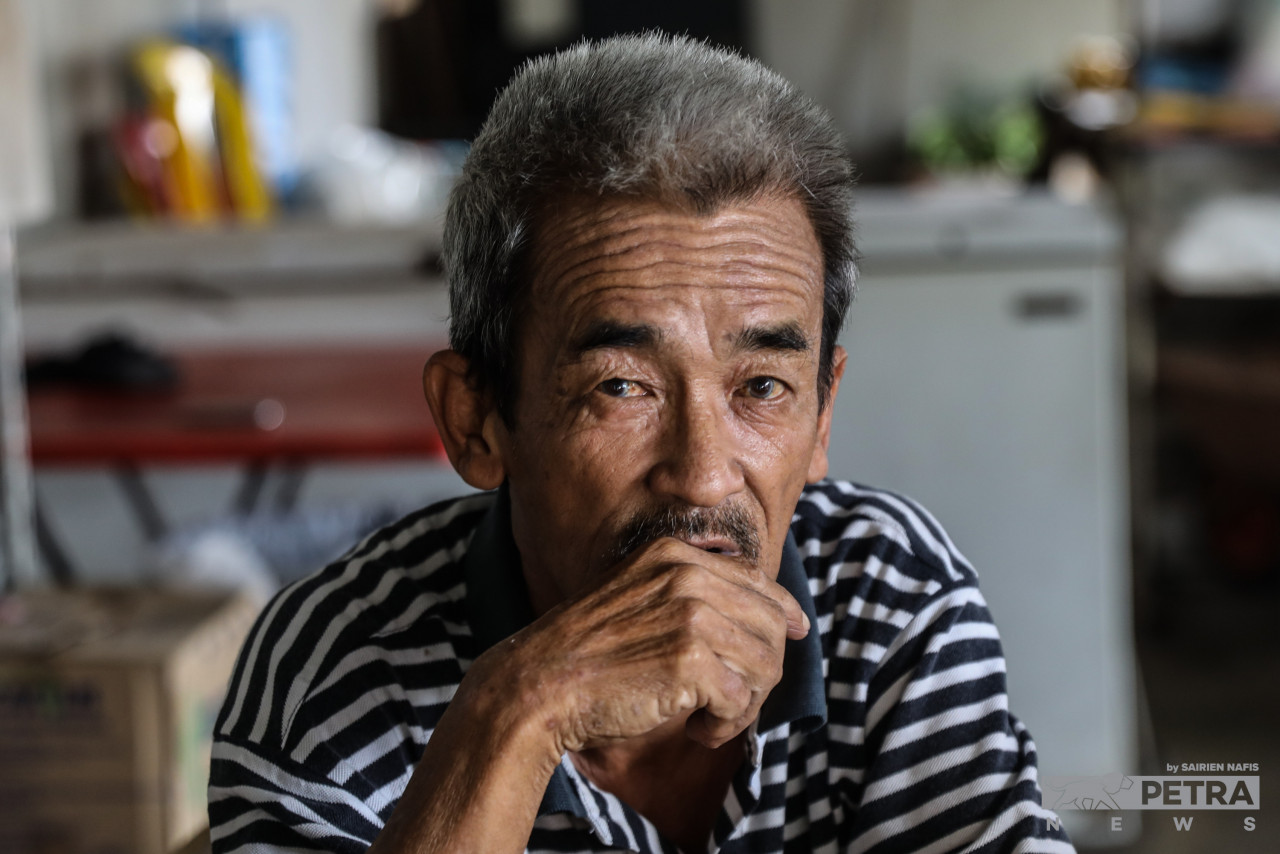 64-year-old fruit seller Mizalan Ismail (pic) believes Datuk Seri Ahmad Faizal Azumu’s performance pales in comparison to his predecessor, Umno’s Datuk Seri Ahmad Husni Mohamad Hanadzlah, who was a five-term MP in Tambun before his 2018 defeat. – SAIRIEN NAFIS/The Vibes pic, October 23, 2022