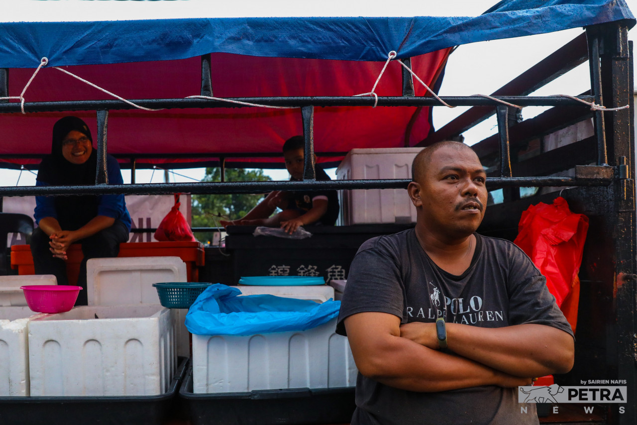 A fishmonger, who only wants to be known as Pak Long Zam (right), says that while age could play a factor in Datuk Seri Tajuddin Abdul Rahman’s nomination, he intends to vote for the 74-year-old lawmaker, should Umno decide to stick with the incumbent. – SAIRIEN NAFIS/The Vibes pic, October 26, 2022