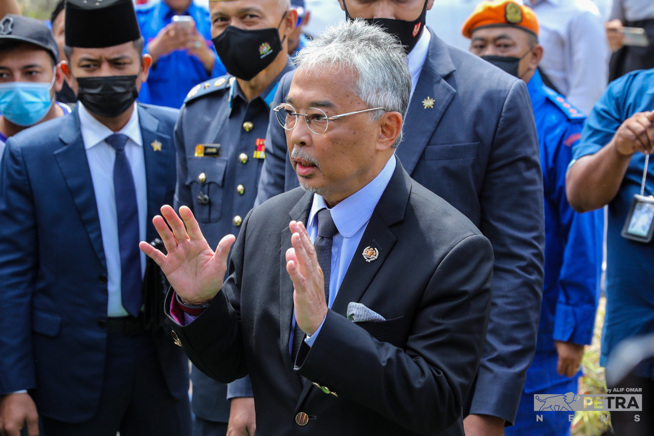 It is now up to political parties to put aside their personal agendas and differences in order to put the rakyat first, so that as a nation we can achieve cooperation between race, religion, and region as a sign of respect to the Yang di-Pertuan Agong’s decrees. – ALIF OMAR/The Vibes pic, November 24, 2022