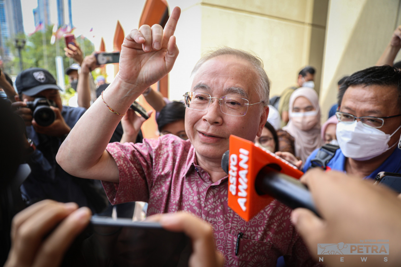 At 12.15pm, MCA president Datuk Seri Wee Ka Siong tells reporters to wait for an ‘official statement’ from the BN secretary-general’s office on their decision. – SYEDA IMRAN/The Vibes pic, November 22, 2022