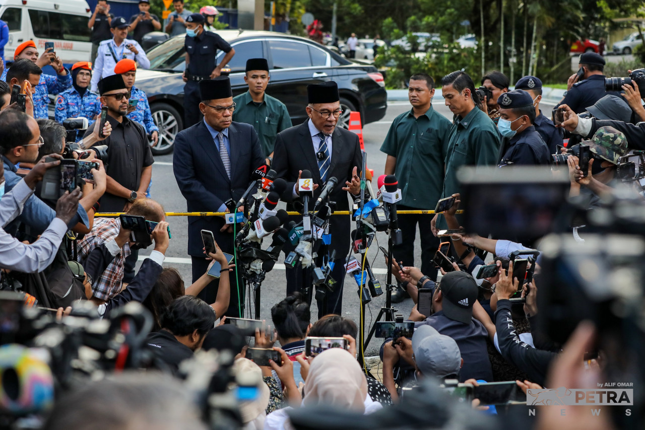Datuk Seri Anwar Ibrahim speaking to the press after his meeting with the Yang di-Pertuan Agong. – ALIF OMAR/The Vibes pic, November 22, 2022