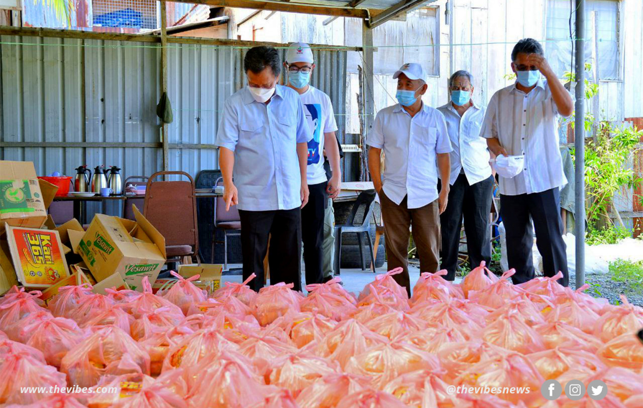 Datuk Seri Mohd Shafie Apdal checking on food assistance for flood victims in Sabah today. He says all Warisan Plus reps have been told to assist their constituents with food baskets where needed. – The Vibes pic, January 23, 2021