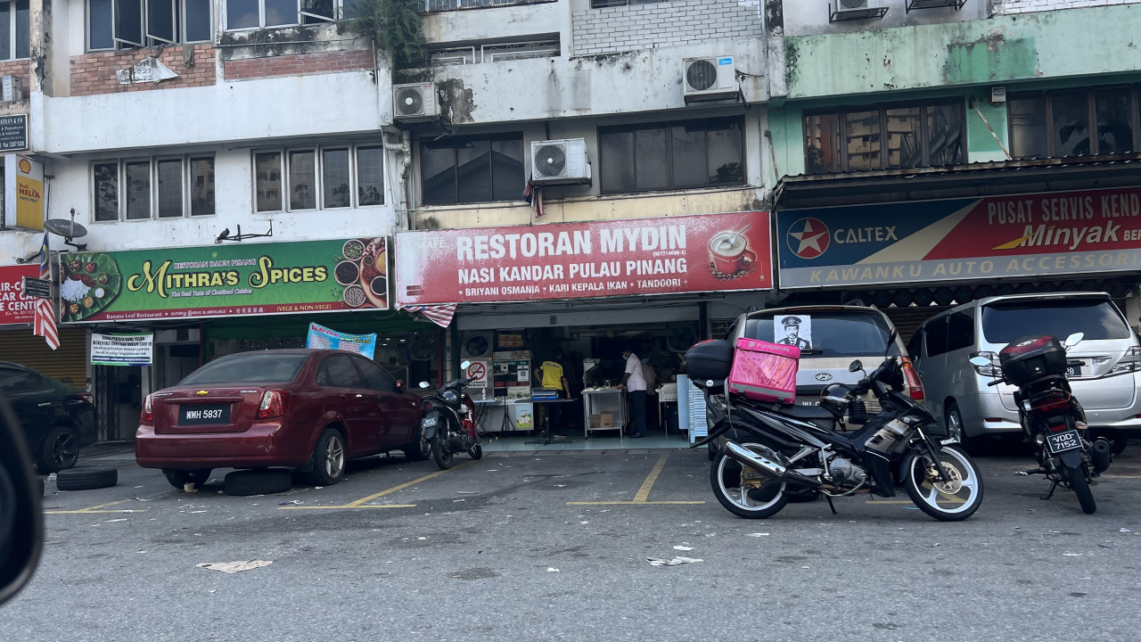 73-year-old Muhd Iqbal of Restoran Mydin in Bangsar here said he does not bear any ill will towards the protesters. – LANCELOT THESEIRA/The Vibes pic, January 23, 2022
