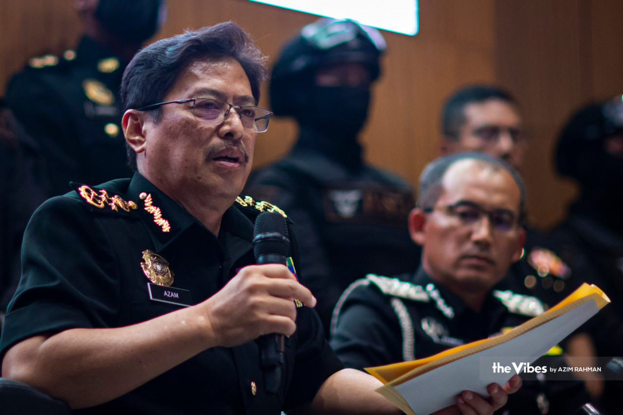 Despite the praise, the coalition of civil society organisations has also pointed out that Datuk Seri Anwar Ibrahim has remained mum on certain issues, including Malaysian Anti-Corruption Commission chief Tan Sri Azam Baki’s (left) position within the anti-graft body. – AZIM RAHMAN/The Vibes file pic, March 14, 2023