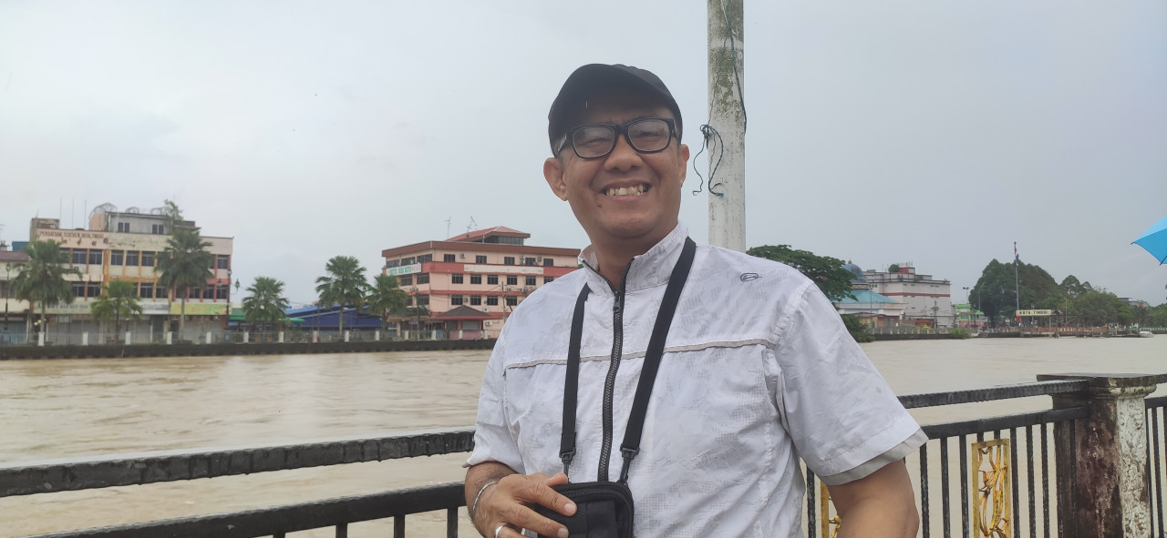 Food trader Suhaimi Rahim shares his opinion that there is nothing much that can be done to solve flooding in Kota Tinggi given the town’s location, but the disaster is not as bad as what happened in 2006. – ARJUN MOHANAKRISHNAN/The Vibes pic, March 4, 2023