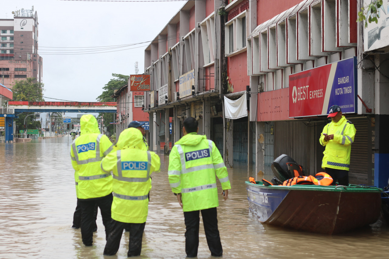 Police officers are seen conducting rescue operations as well as providing basic needs to flood victims who choose to remain in their homes or shops in Kota Tinggi, Johor. – ARJUN MOHANAKRISHNAN/The Vibes pic, March 4, 2023