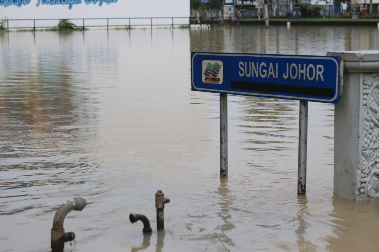 Water levels at Sg Johor remain dangerous as several districts in the state, including Kota Tinggi, sees non-stop rain for the last few days, causing severe flooding. – ARJUN MOHANAKRISHNAN/The Vibes pic, March 4, 2023