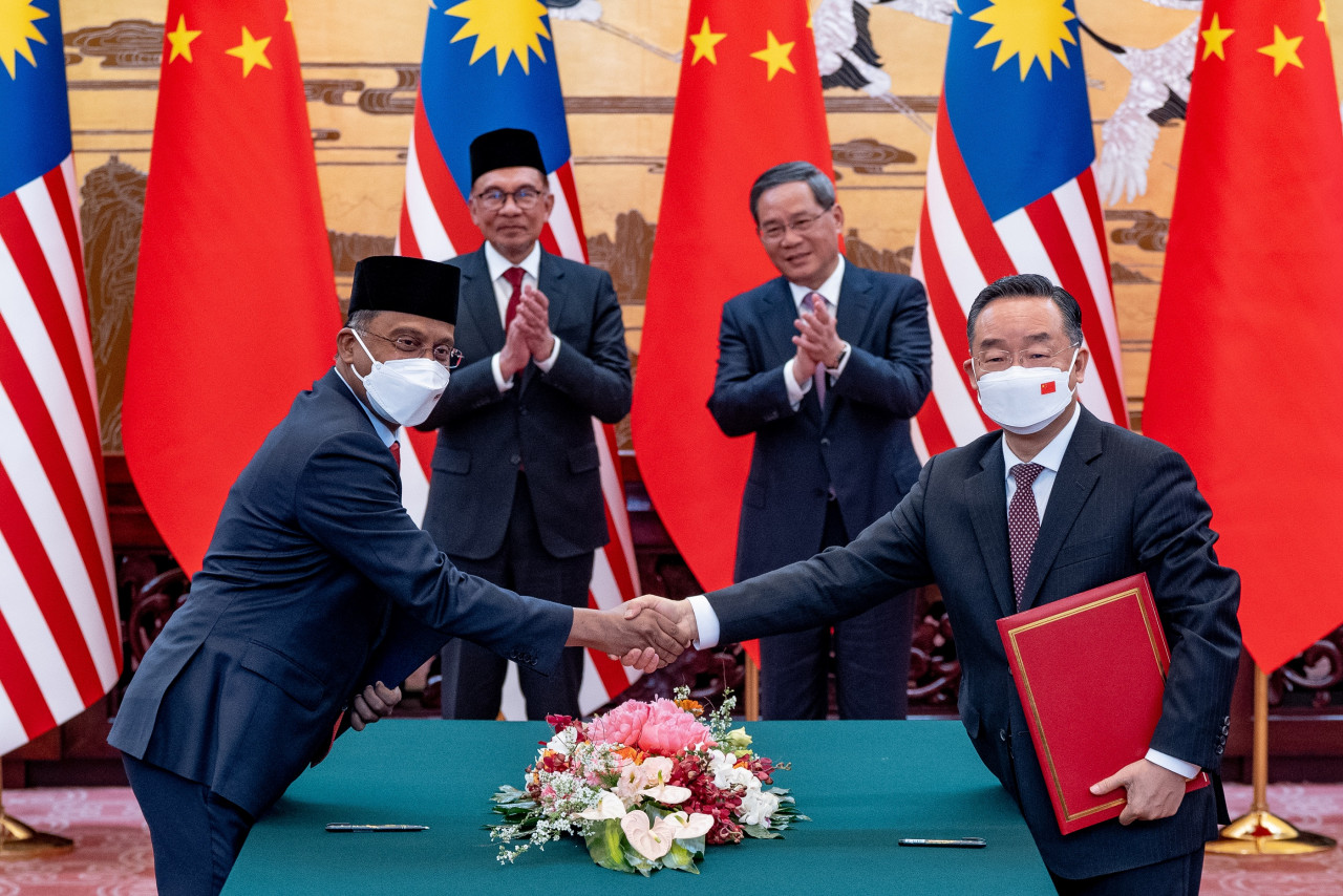 Datuk Seri Anwar Ibrahim witnesses the signing of three government-to-government memorandums of understanding (MoUs) between Malaysia and China during his bilateral meeting with Chinese Premier Li Qiang, and later revealed that two more MoUs were signed after the meeting. – Prime Minister’s Office pic, April 1, 2023