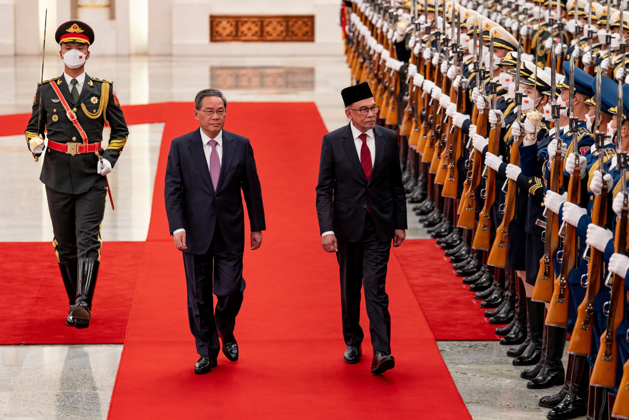 Datuk Seri Anwar Ibrahim inspects an over-hundred-strong guard of honour at Beijing’s Great Hall of the People accompanied by Chinese Premier Li Qiang. – Prime Minister’s Office pic, April 4, 2023