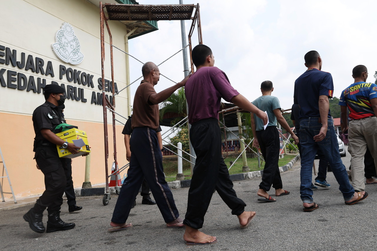 Prisoners from Pokok Sena Prison make their way out of the compound, excited to see their loved ones after years of being locked up. – Bernama pic, April 20, 2023