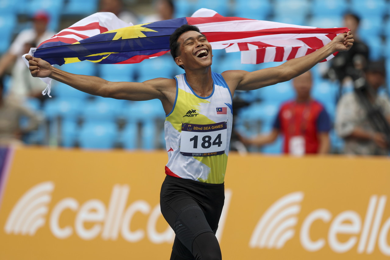20-year-old Umar Osman steals the spotlight as he takes home the gold in his first SEA Games, clocking 46.34s to erase the almost 22-year-old previous national mark of 46.41s. – Bernama pic, May 8, 2023