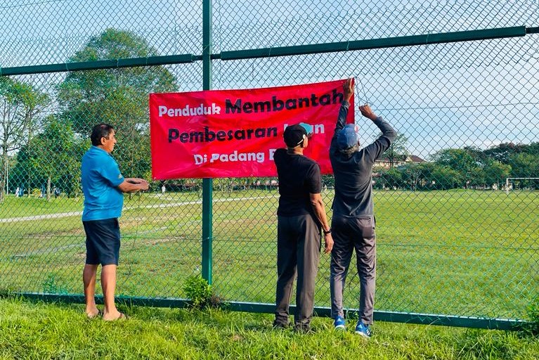Bukit Rahman Putra residents put up a banner on the gate of Padang Awam BRP to create awareness about the protest against developers and the Selayang Municipal Council. – Pic courtesy of Save Padang BRP, May 11, 2023