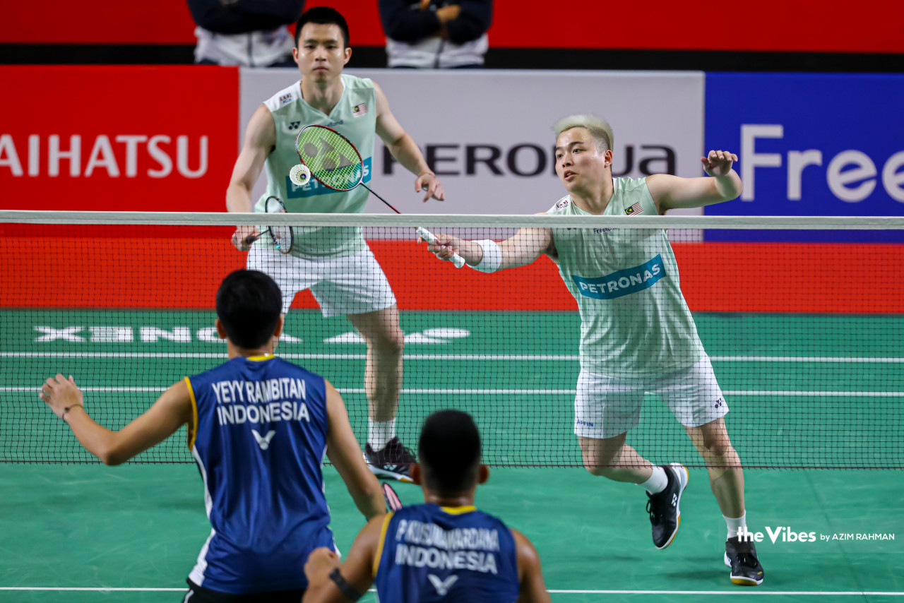 Aaron Chia and Soh Wooi Yik in action as they battle Indonesia’s Pramudya Kusumawardana and Yeremia Erich Yoche Yacob Rambitan yesterday. – AZIM RAHMAN/The Vibes pic, May 23, 2023