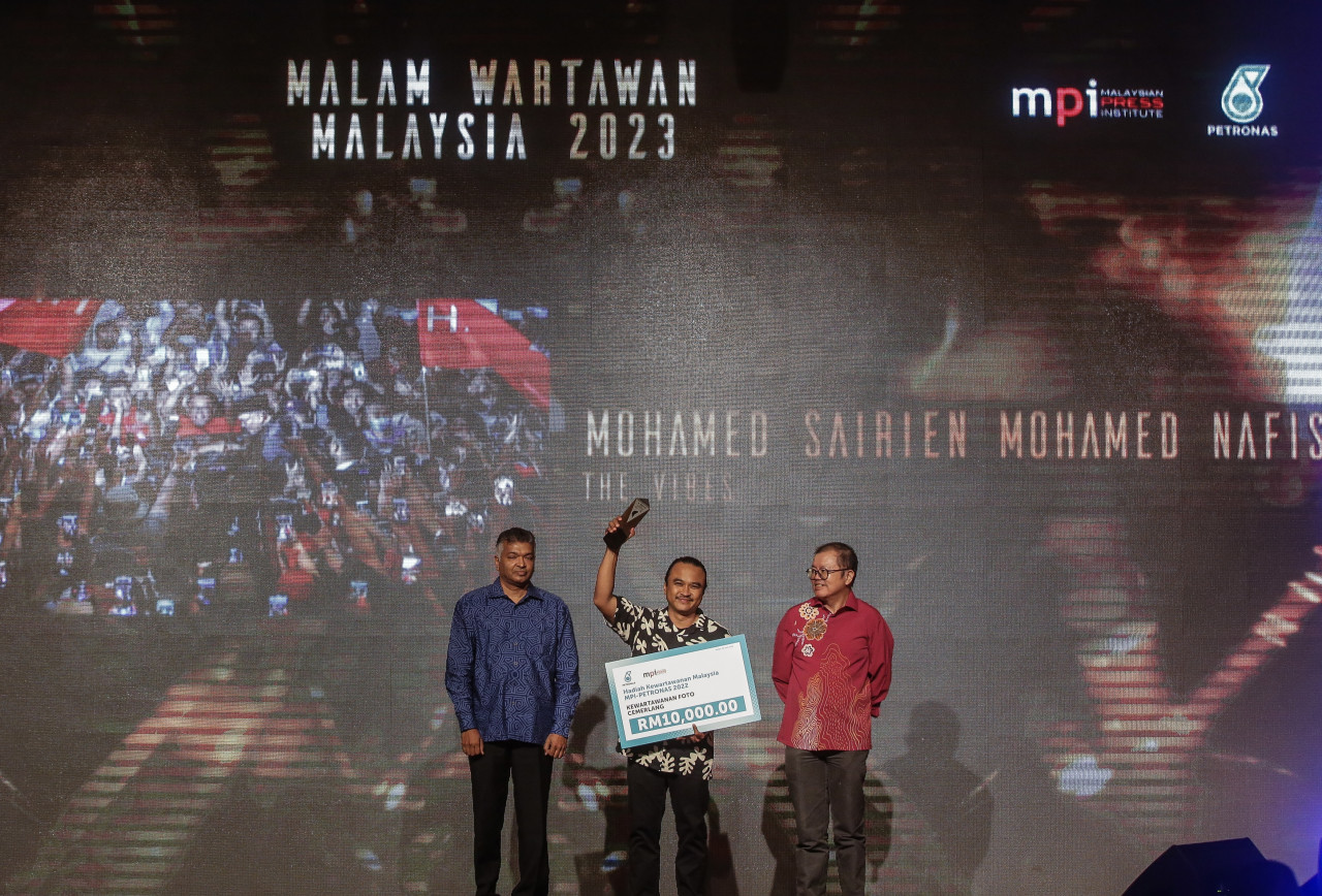 The Vibes chief photographer Mohamed Sairien Mohamed Nafis (centre) accepting his prize at the Malaysia MPI-Petronas Journalism Awards 2023 last night. With some 20 years of experience in the field, he managed to steal the judges’ hearts through his captivating photograph of Datuk Seri Anwar Ibrahim wading through the crowd. – The Vibes pic, June 10, 2023