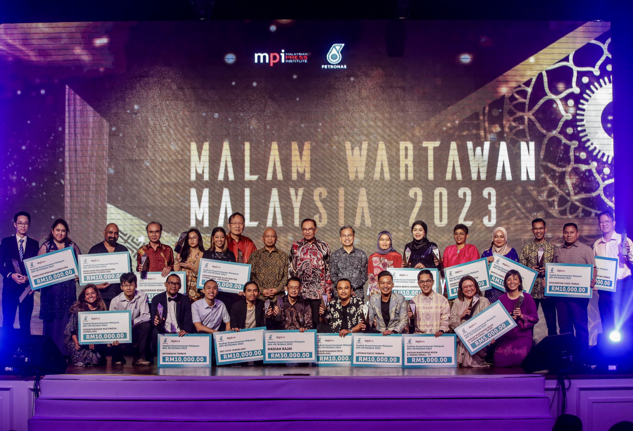The winners for the Malaysia MPI-Petronas Journalism Awards 2023 take a group photo with Prime Minister Datuk Seri Anwar Ibrahim, as well as other officials. – The Vibes pic, June 10, 2023