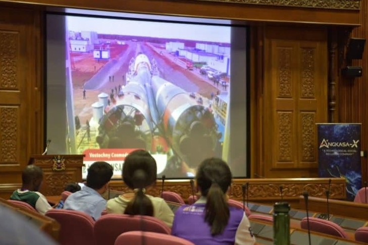 USM students watch the live broadcast of PG-1’s official launch from its launch site in Russia. – Pic courtesy of Buletin Mutiara, June 29, 2023