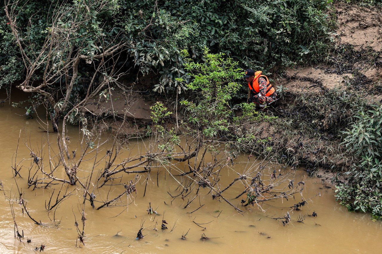 According to the Terengganu Fire and Rescue Department, the search-and-rescue mission today will focus on the locations where victims were previously found and will expand into the surrounding areas. – Bernama pic, July 8, 2023