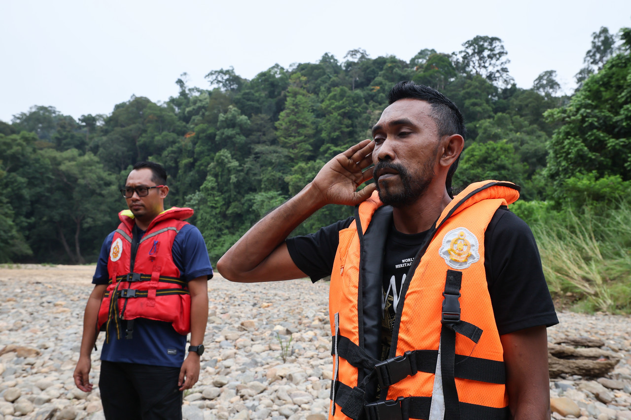 Shahrizal Sariman (right), brother of Muhammad Fikri Saliman calls out the azan (Muslim prayer call) at the search location. – Bernama pic, July 7, 2023