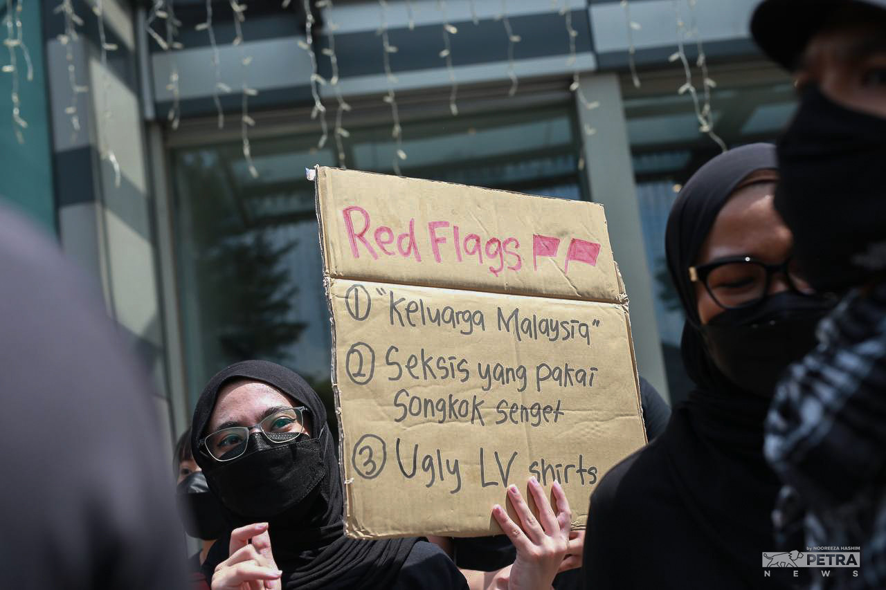 Protesters, mostly dressed in all black, demand for the government to control the price of goods and ensure food security. – NOOREZA HASHIM/The Vibes pic, July 23, 2022