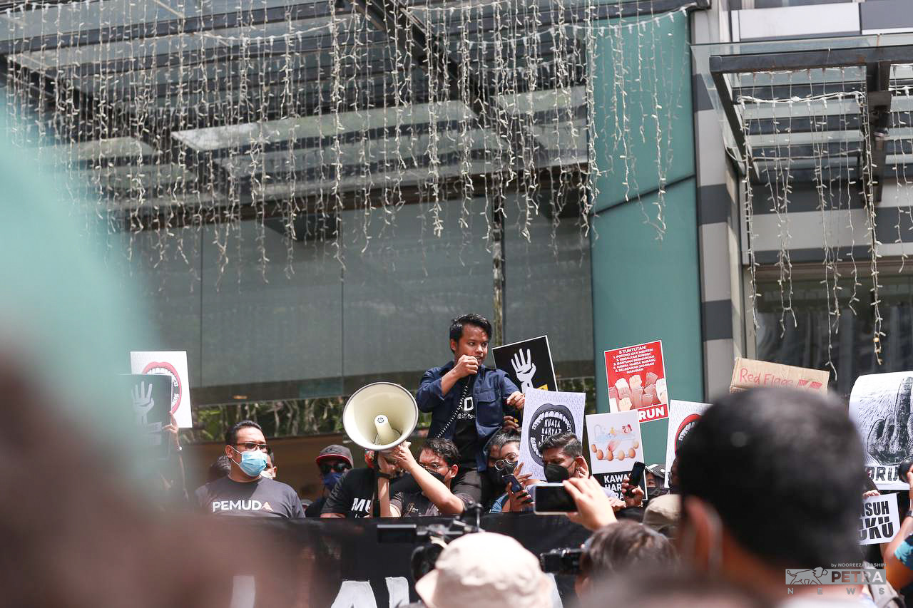 Anchoring the protest, Turun Malaysia committee member Amir Abdul Hadi, demands for the cabinet to be downsized and the salary of ministers to be slashed. – NOOREZA HASHIM/The Vibes pic, July 23, 2022