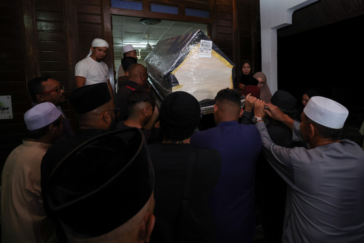 Datuk Seri Salahuddin Ayub’s remains arrives at the the residence of his mother, Aminah Abdullah, 83, in Kg Serkat (Kopi Tenggek), Tg Piai in Pontian at about 3.35am. – Bernama pic, July 24, 2023