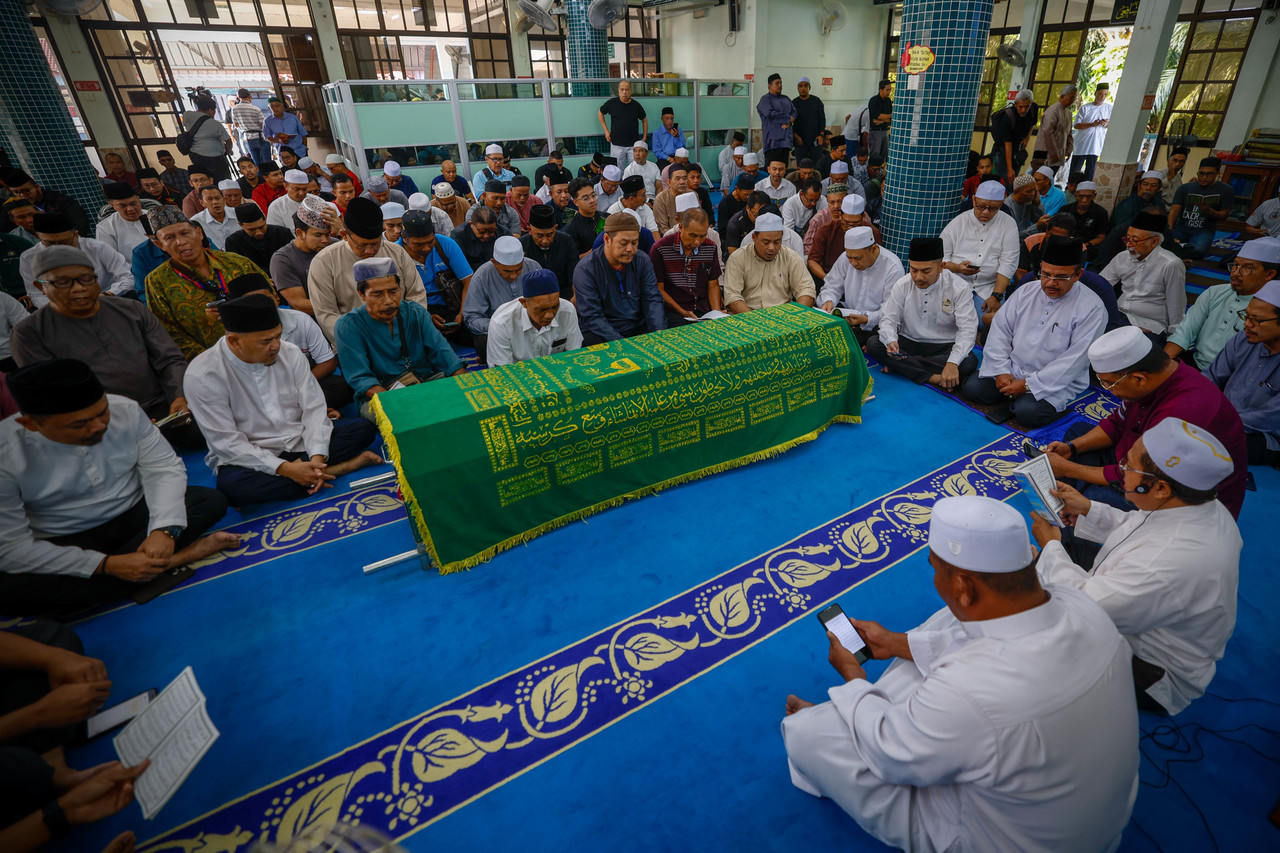 Hundreds are present at Masjid Jamek Dato Hj Noh Gadot, Serkat Pontian today to bid their final farewell to Datuk Seri Salahuddin Ayub after his demise last night. – Bernama pic, July 24, 2023.