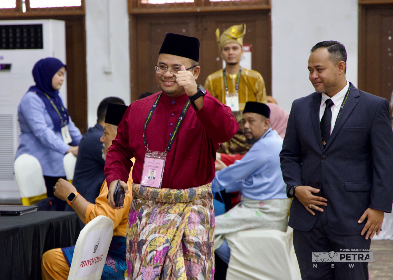 Datuk Seri Amirudin Shari registers to contest for the Sungai Tua seat at SMK Sg Pusu nomination centre today. – MOHD HAZLI HASSAN/The Vibes pic, July 29, 2023