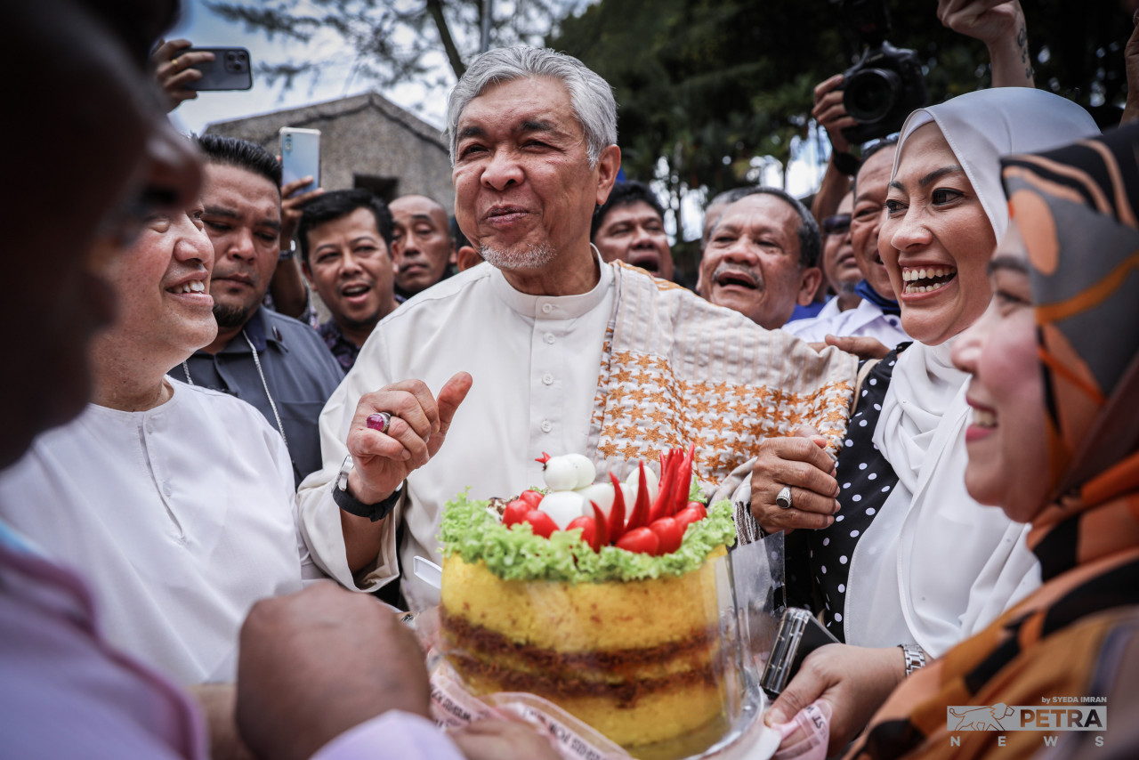 Datuk Seri Ahmad Zahid Hamidi being greeted with a traditional ‘pulut kuning’ made by his supporters as he exits the Shah Alam court complex. – SYEDA IMRAN/The Vibes pic, September 23, 2022