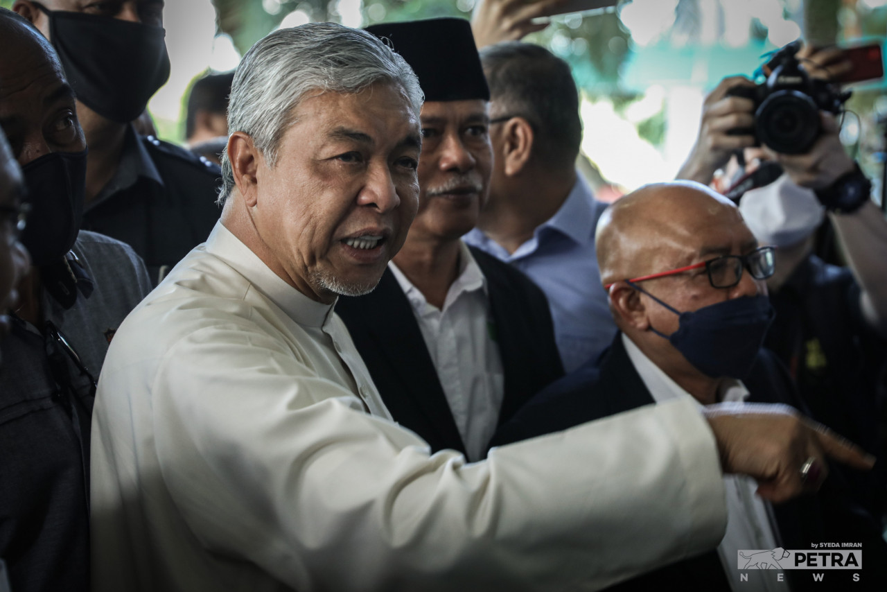 Datuk Seri Ahmad Zahid Hamidi arriving at the Shah Alam High Court today. – SYEDA IMRAN/The Vibes pic, September 23, 2022
