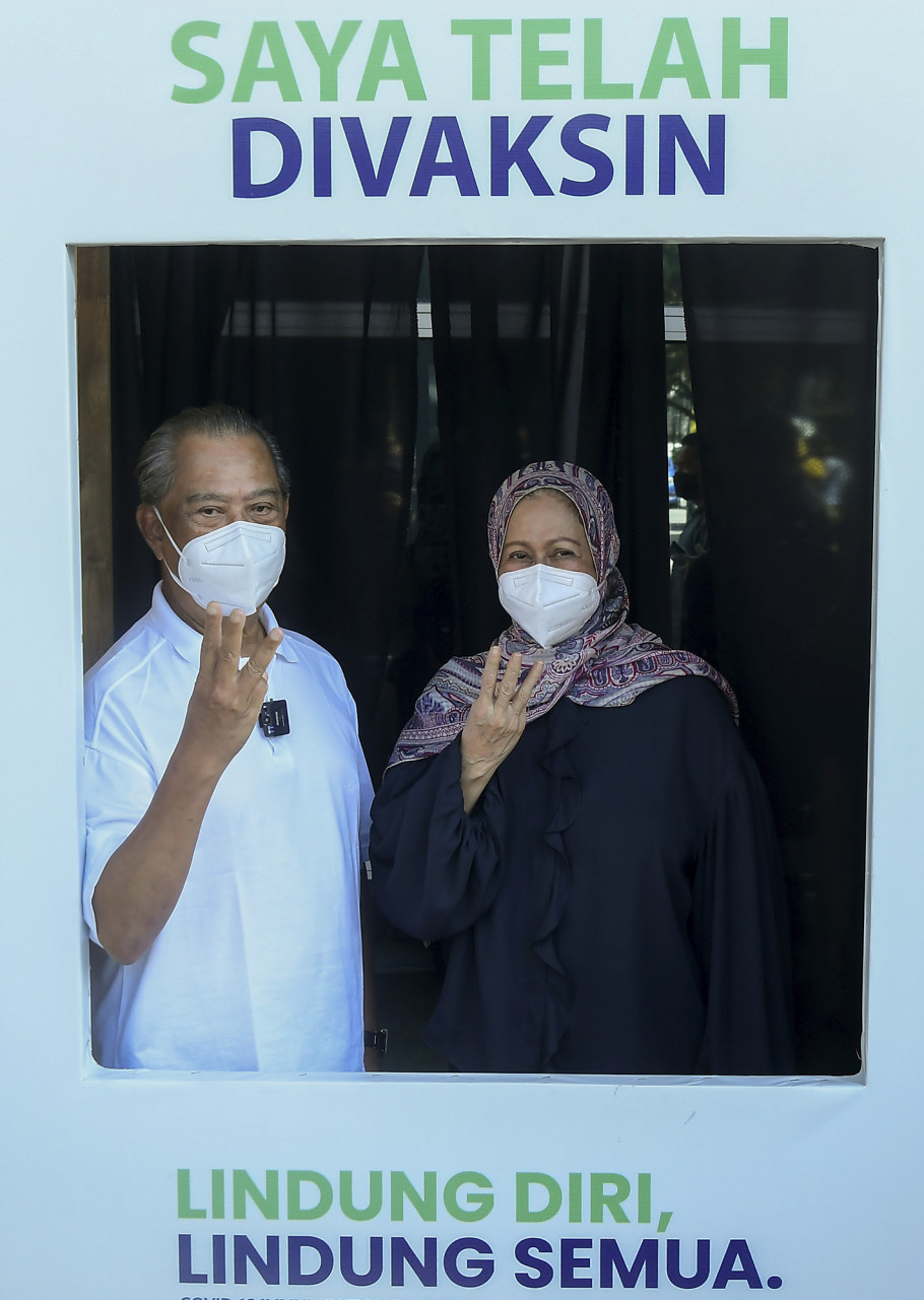 Tan Sri Muhyiddin Yassin, who says he registered for the shot because he is 74 years old, with his wife, Puan Sri Noorainee Abdul Rahman, after receiving their third dose of the Covid-19 vaccine today. – Bernama pic, October 23, 2021