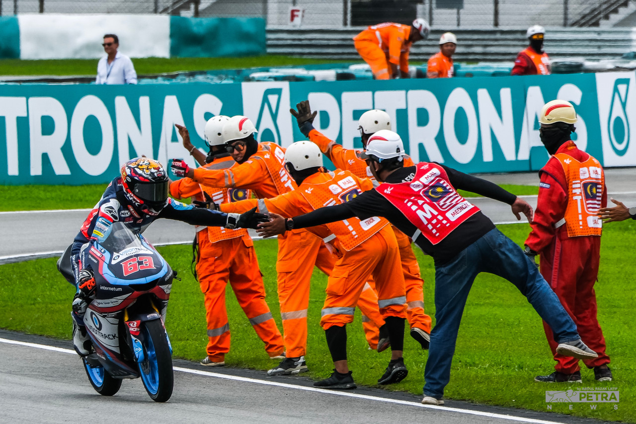 In the Moto3 race, national racer Syarifuddin Azman came in 16th, a commendable result for a wildcard entry, as he started 21st on the grid with Vision Track Racing Team. – ABDUL RAZAK LATIF/The Vibes pic, October 23, 2022 