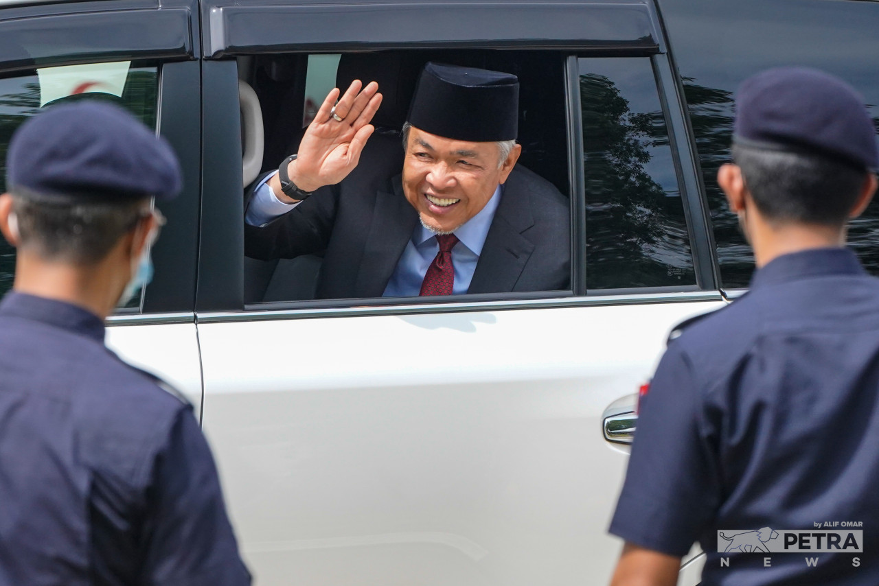 Barisan Nasional leader Datuk Seri Ahmad Zahid Hamidi waves to media practitioners after leaving the Istana Negara in a while vehicle. – ALIF OMAR/The Vibes pic, November 23, 2022