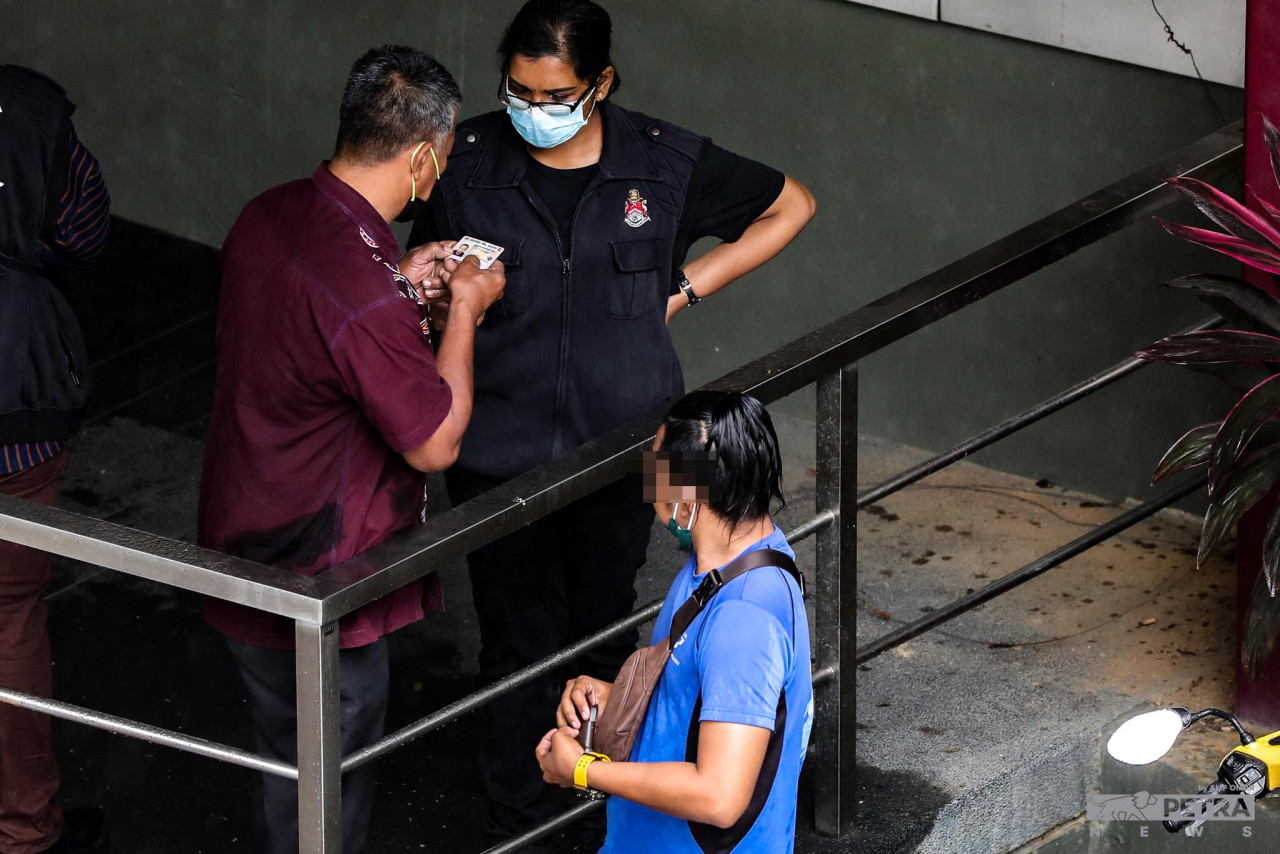 MyWatch president Roslizawati Md Ali says efforts to curb public smoking should be encouraged, for the sake of smokers and those around them. – ALIF OMAR/The Vibes pic, February 24, 2022