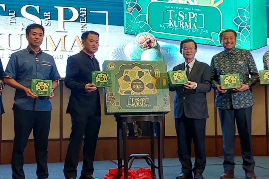 Chow Kon Yeow (second from right) launches the FREZH: Top Penang Food and Beverage Industry coffee table book to mark the growth of the food and beverage industry in Penang, especially with the renowned street food as its pillar. The publisher is Datuk Ch’ng Huck Theng, the boss of the country’s oldest biscuit maker Ghee Hiang, which has invested additional funds into its production centres and plans to diversify its product range. – IAN MCINTYRE/The Vibes pic, March 24, 2023
