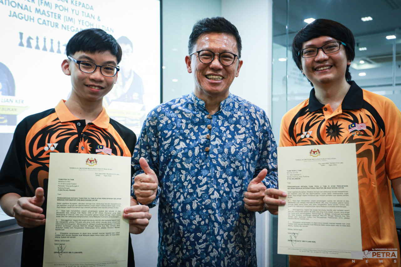 Yeoh Li Tian (right) is currently the country’s top chess player and is ranked in the top 100 in Asia, while 13-year-old Poh Yu Tian recently triumphed over a 64-year-old grandmaster at the recently concluded Chess Olympiad in Chennai. – NOOREEZA HASHIM/The Vibes pic, August 24, 2022