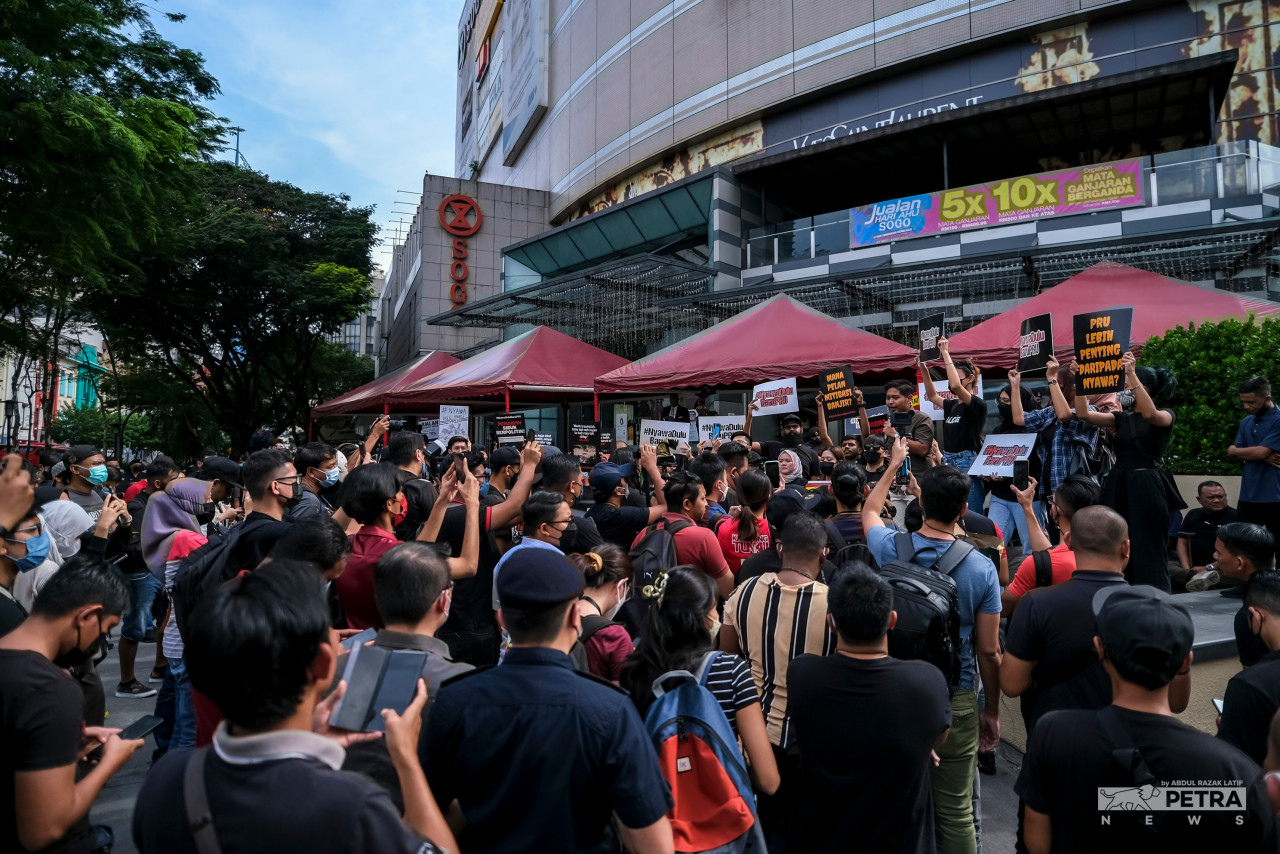 Organised by Muda, the gathering today saw a turnout of about 70 protesters and nearly 50 police officers, including personnel from the Criminal Investigation Department. – ABDUL RAZAK LATIF/The Vibes pic, September 24, 2022
